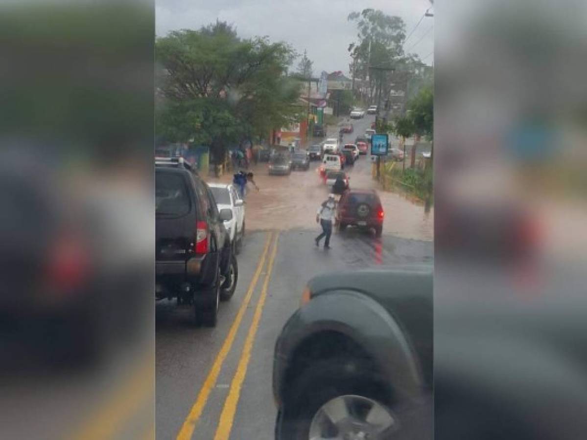 Casas inundadas y calles anegadas por fuertes lluvias en la capital de Honduras