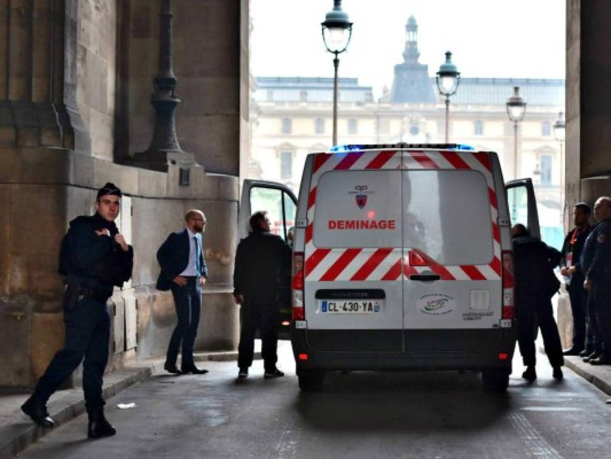 Explanada del Louvre evacuada brevemente tras alerta de seguridad durante presidenciales