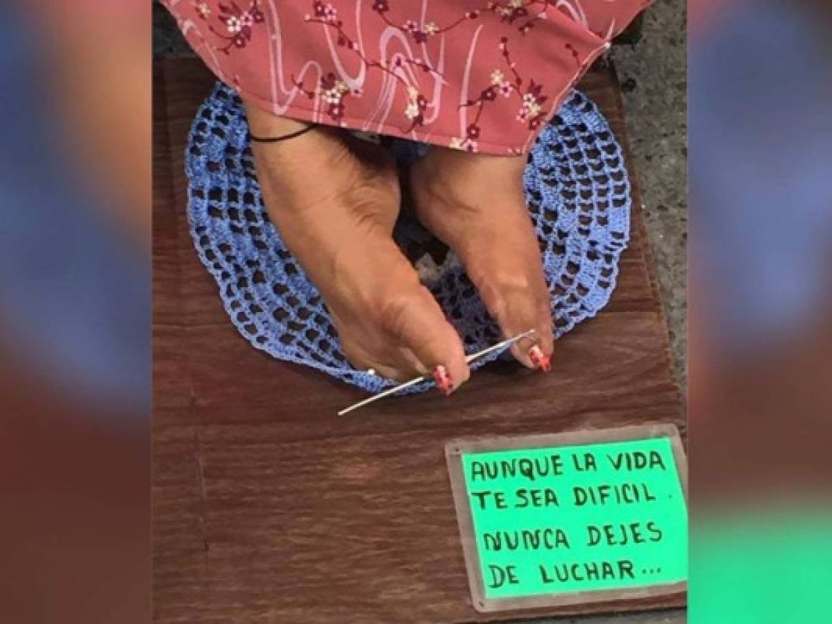 Mexicana sin brazos enseña cómo ganarse la vida tejiendo a pesar de sus limitantes