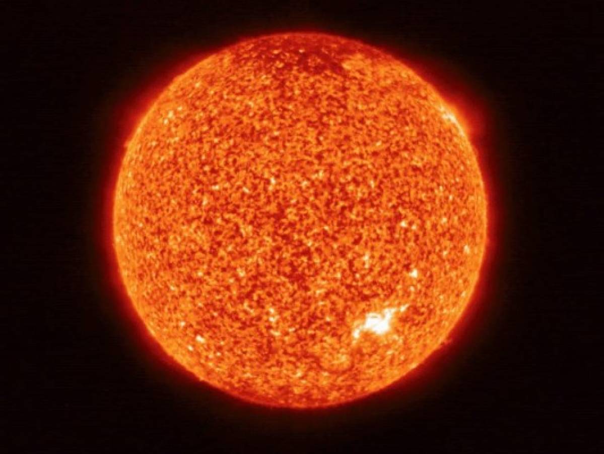 Descubren minierupciones que podrían explicar enigma sobre el sol