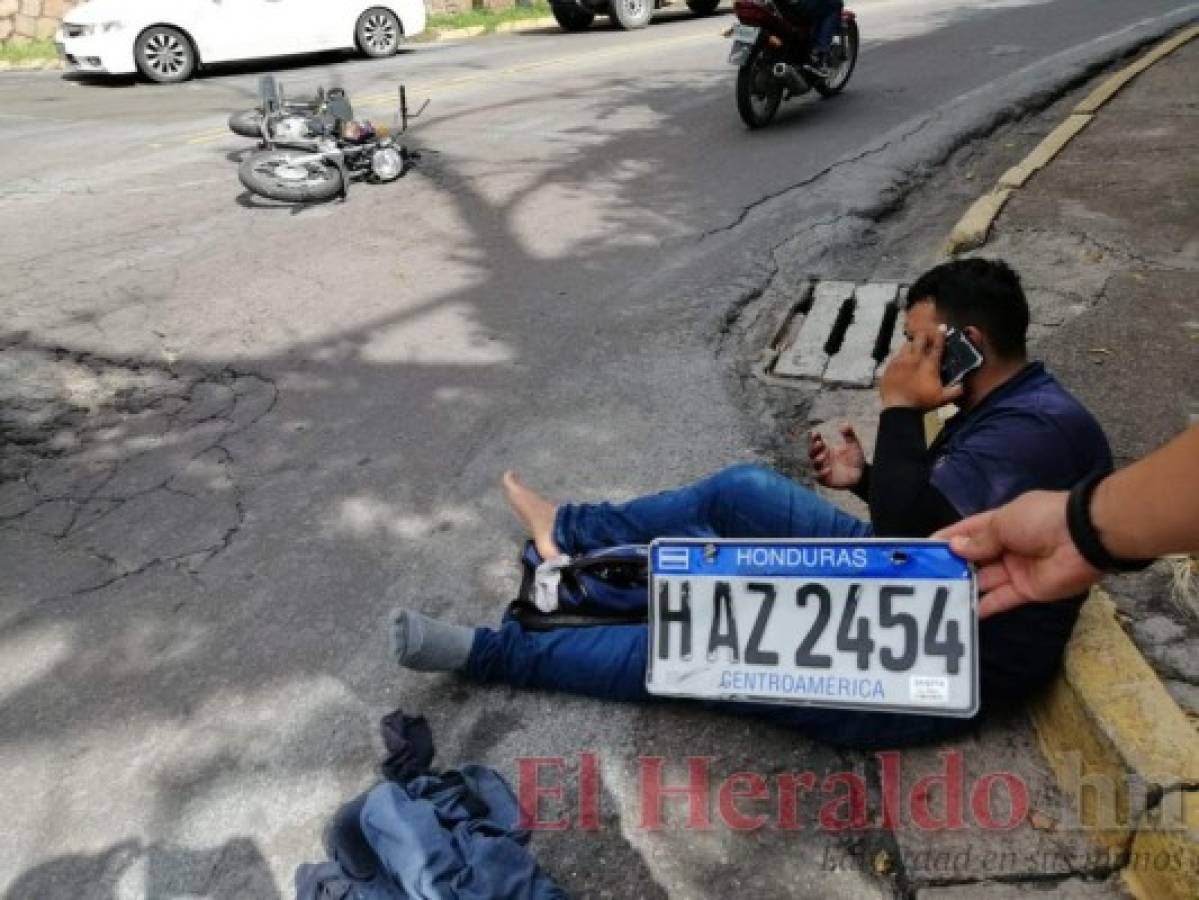 Conductor embiste motociclista; huye de escena y deja tirada su placa