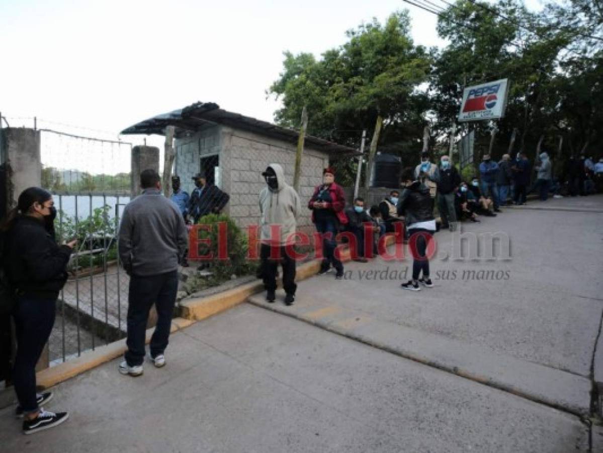 Cuestionan demora en inicio de votaciones en Santa Lucía