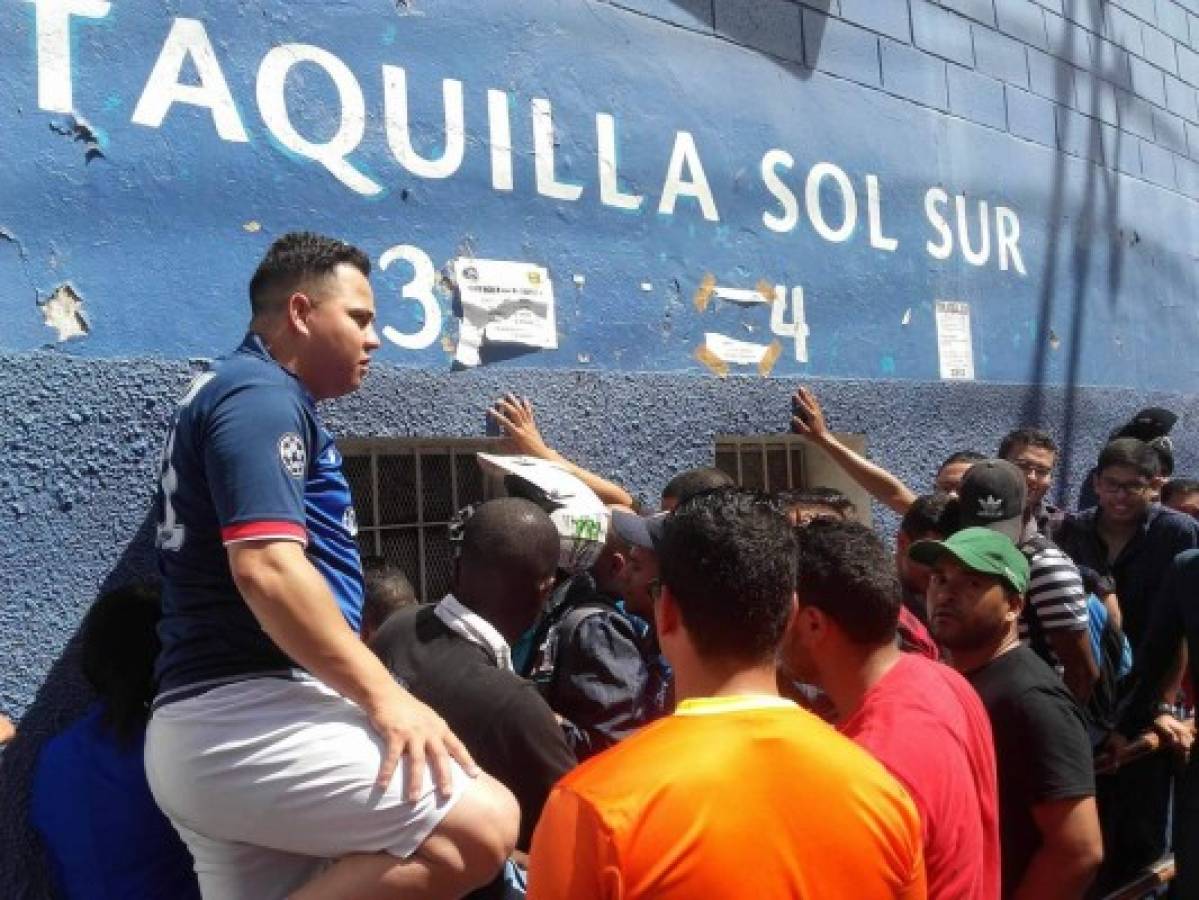 Locura en las afueras del Nacional por boletos para el Olimpia ante Pachuca