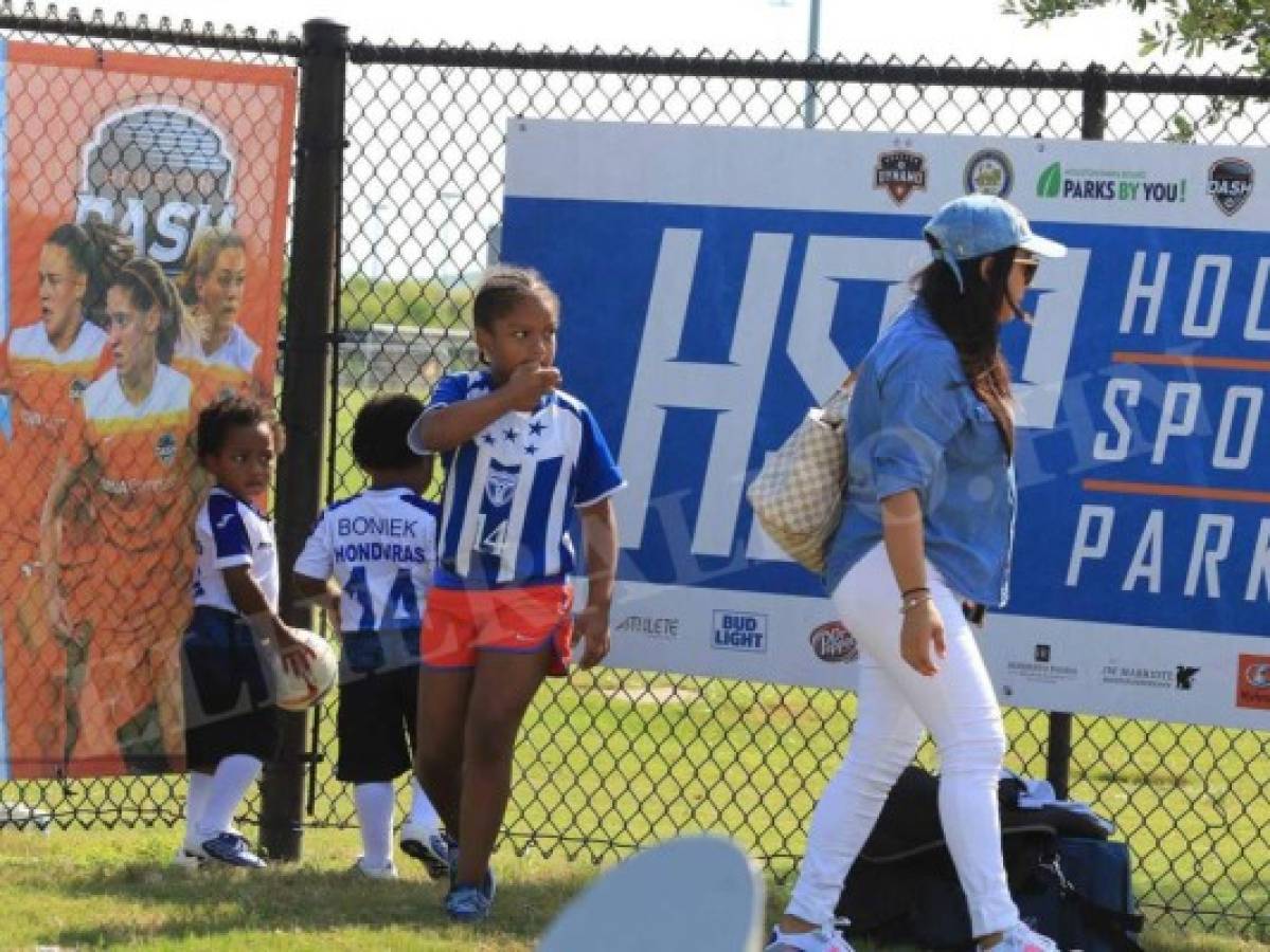 Boniek García recibe la visita de su familia en pleno entrenamiento de la Selección de Honduras