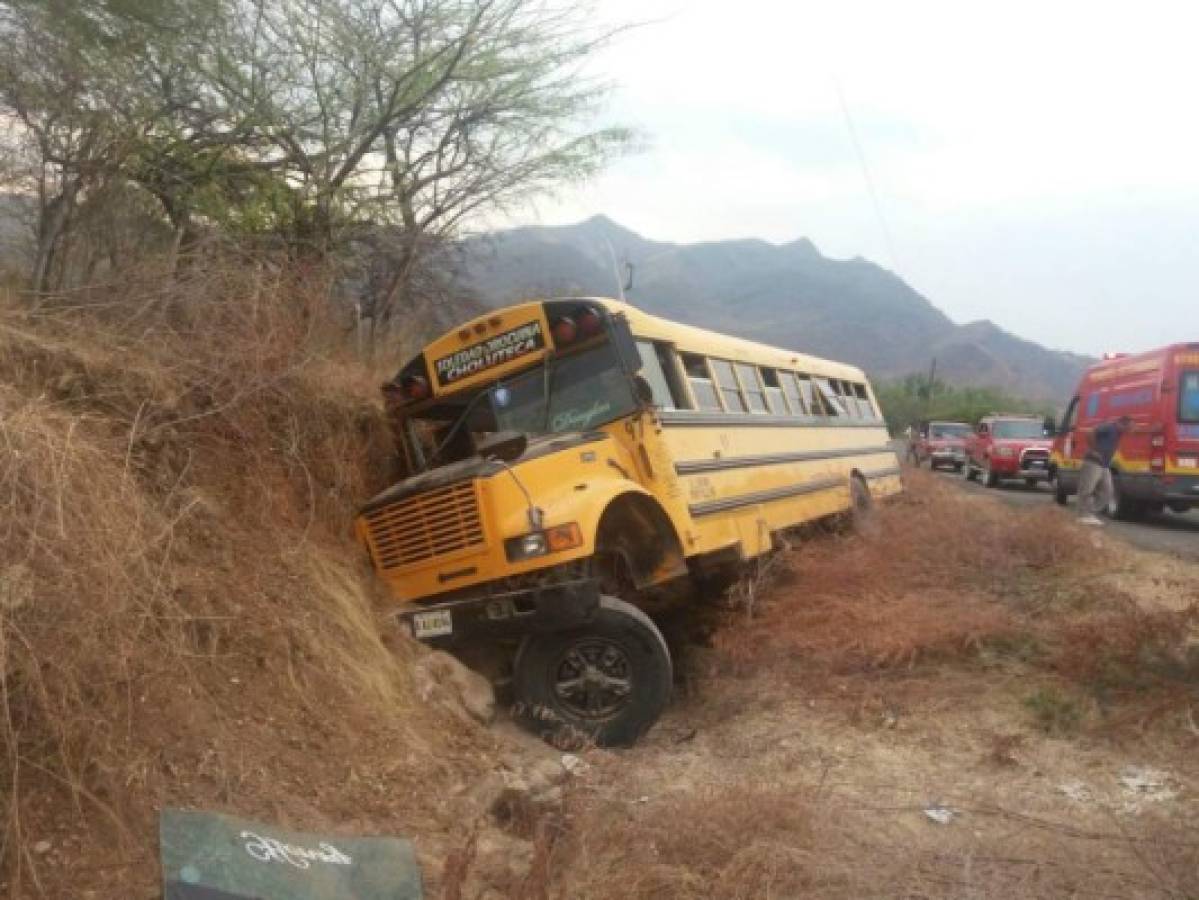 Dos personas heridas al accidentarse bus en Orocuina, al sur de Honduras