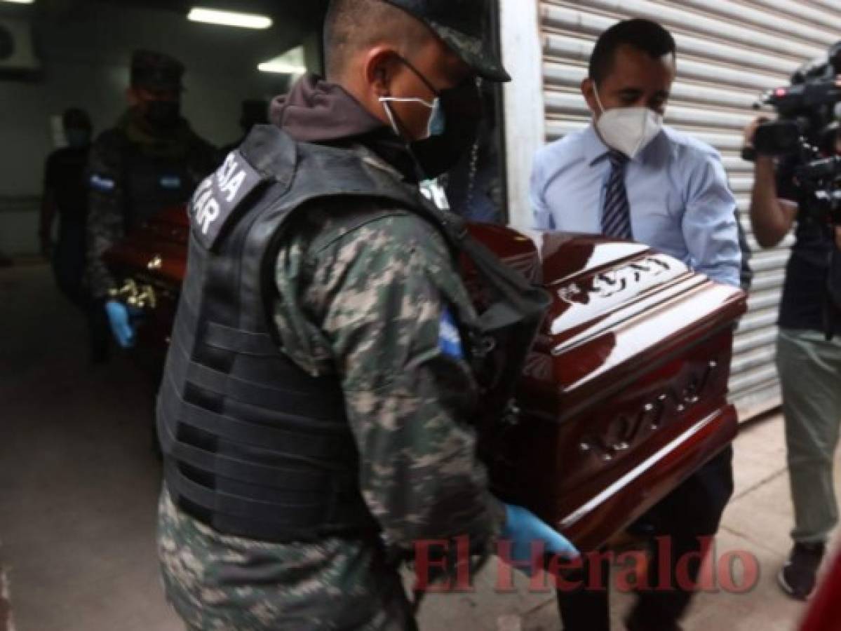 Momento en que el cuerpo de Escoto era retirado de Medicina Forense.