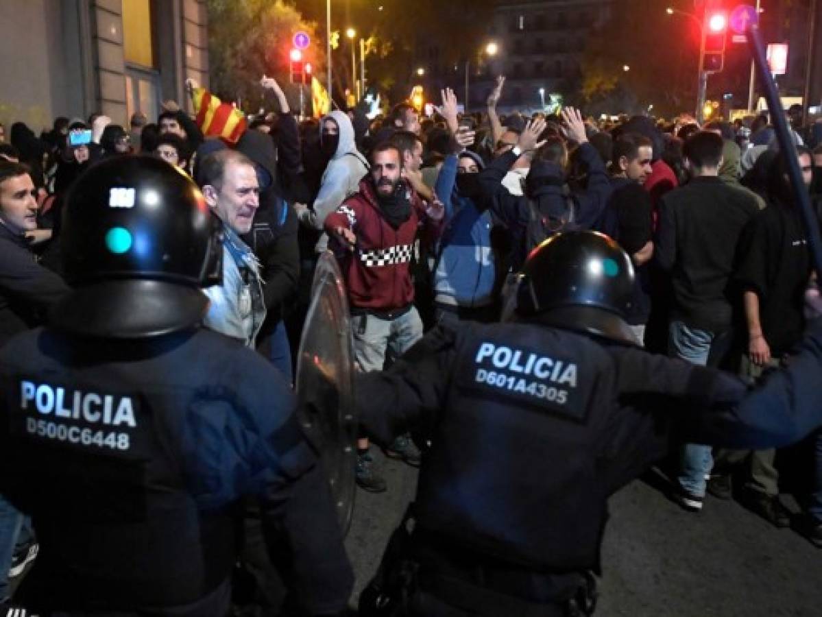 Masiva manifestación separatista en Barcelona en jornada que finalizó con altercados