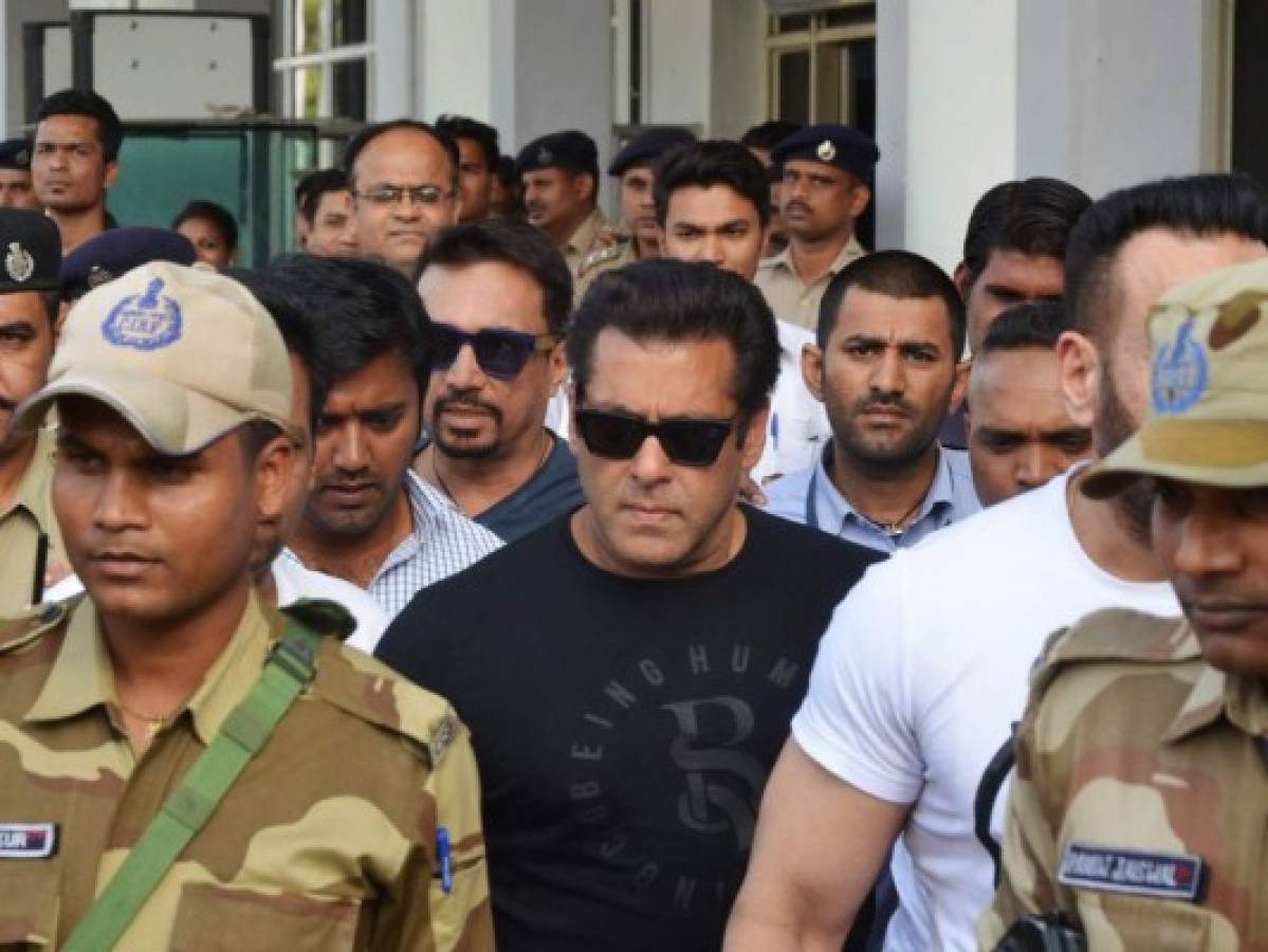 Indian Bollywood actor Salman Khan (C) arrives at the airport in Jodhpur on April 4, 2018 ahead of a verdict in the long-running blackbuck poaching case. Indian actor Salman Khan is accused of poaching the protected blackbuck species in the Jodhpur district of Rajasthan in September 1998, and the two-decade-long case has included co-defendants Sonali Bendre, Saif Ali Khan, Tabu, and Neelam Kothari. / AFP PHOTO / SUNIL VERMA