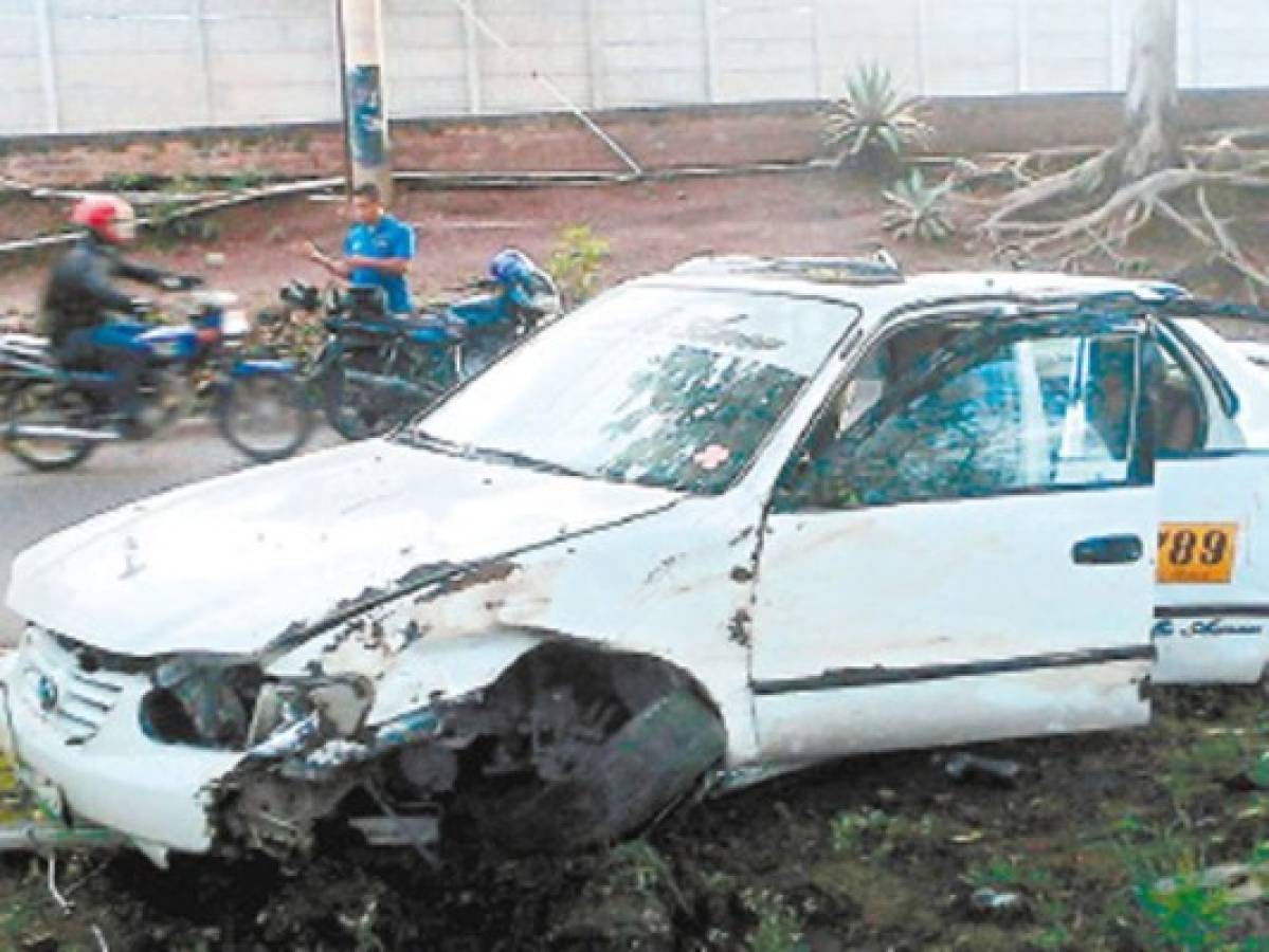 Abandonan taxi tras impactar en un árbol