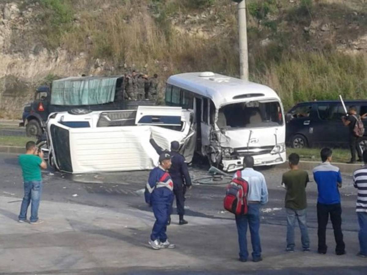 Microbuses 'brujo” y 'ejecutivo” colisionan y dejan doce heridos