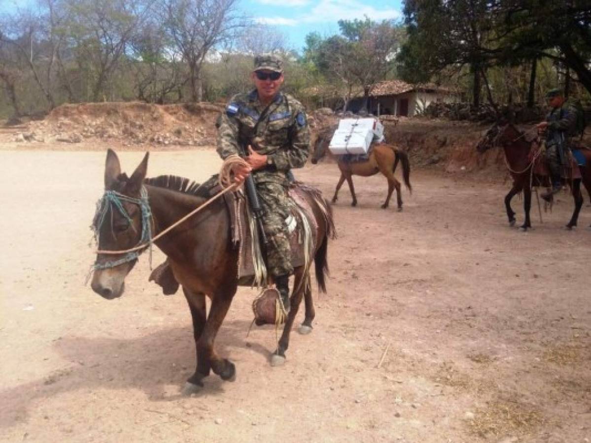 A lomo de mulas, maletas electorales terminan de llegar a centros de votación