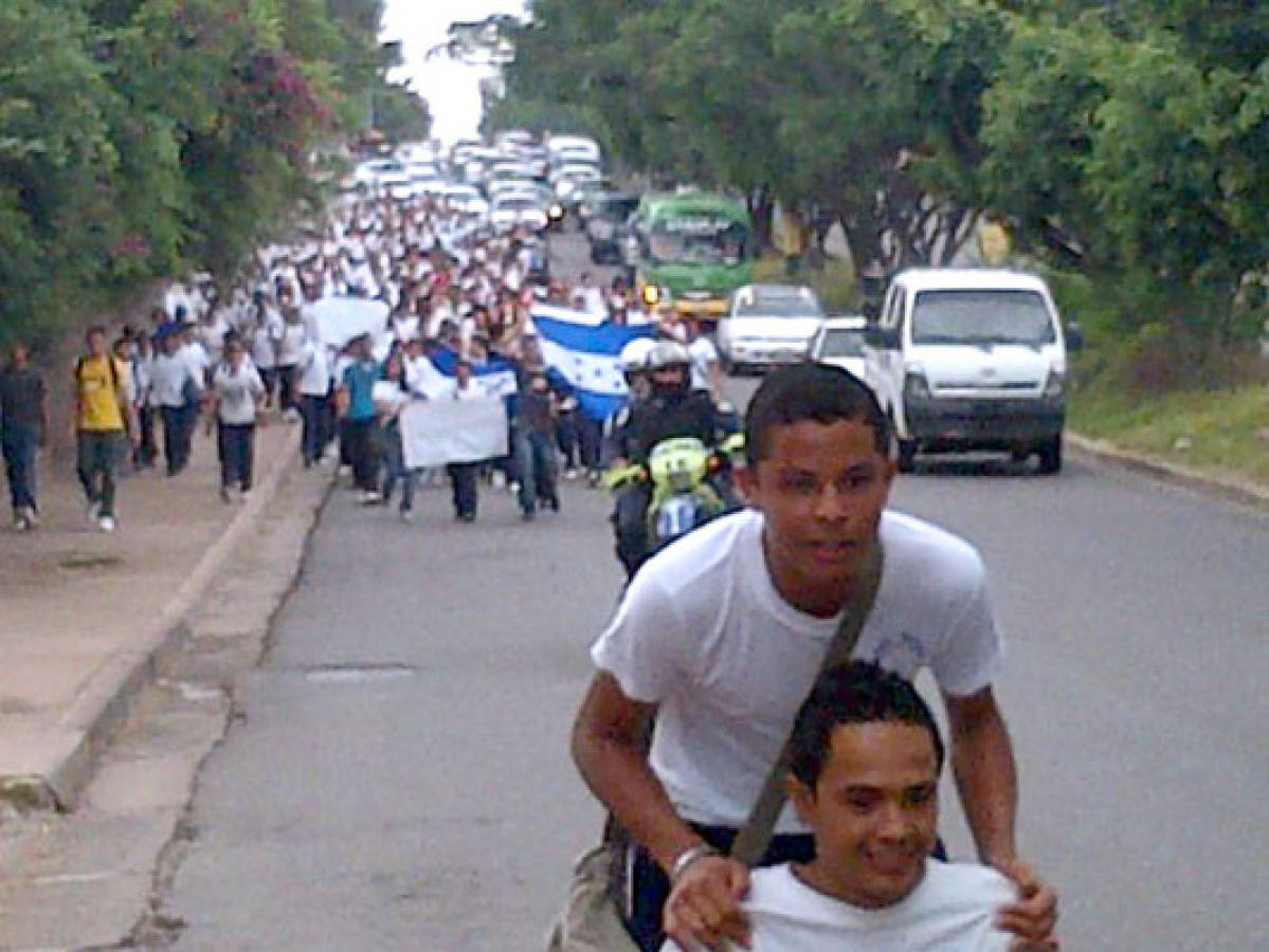 Estudiantes exigen bono en Tegucigalpa