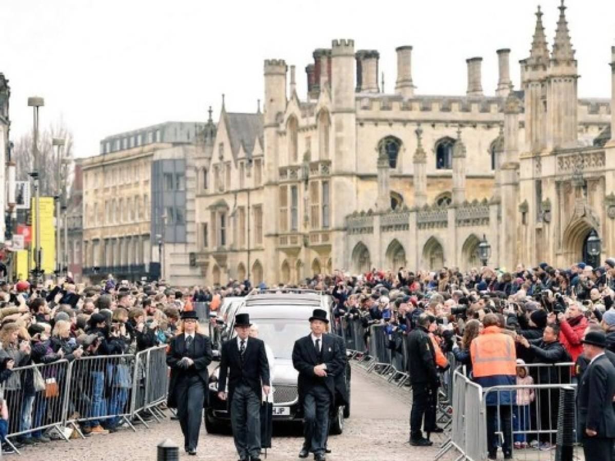 Cientos rinden homenaje a Stephen Hawking en su funeral este sábado  