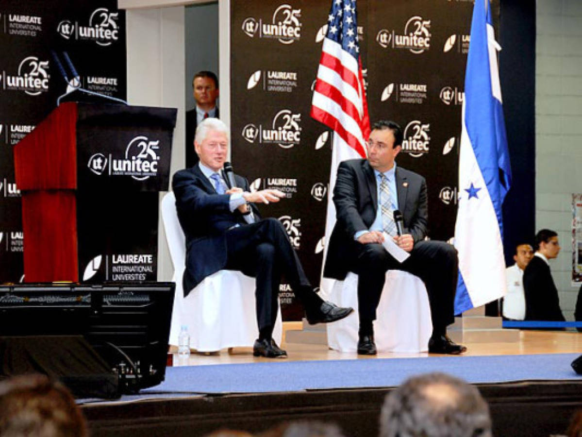 Bill Clinton exhorta a políticos a atender problemas de nación