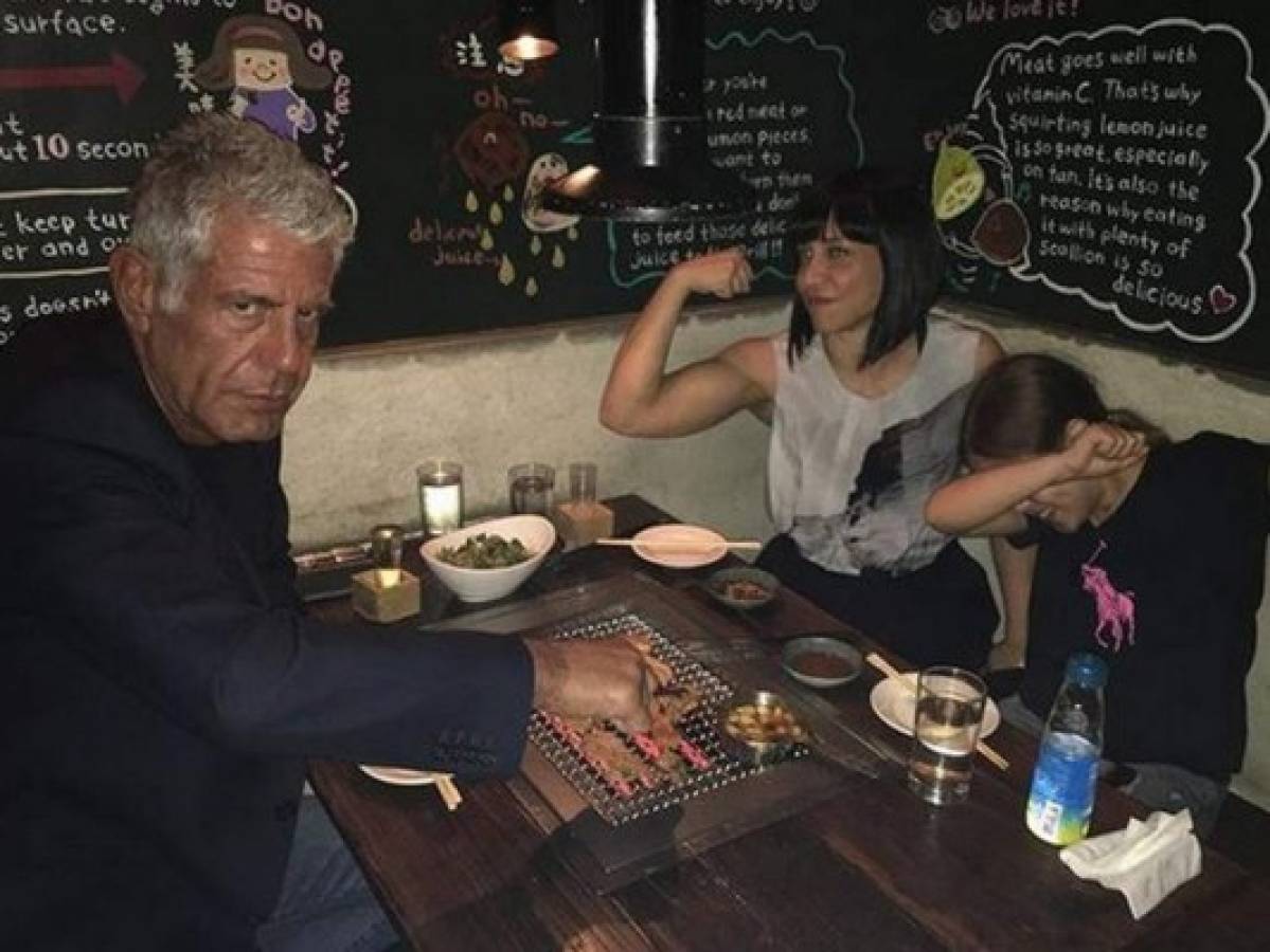 Hija de Anthony Bourdain canta en concierto en Nueva York y su madre comparte la foto con un emotivo mensaje