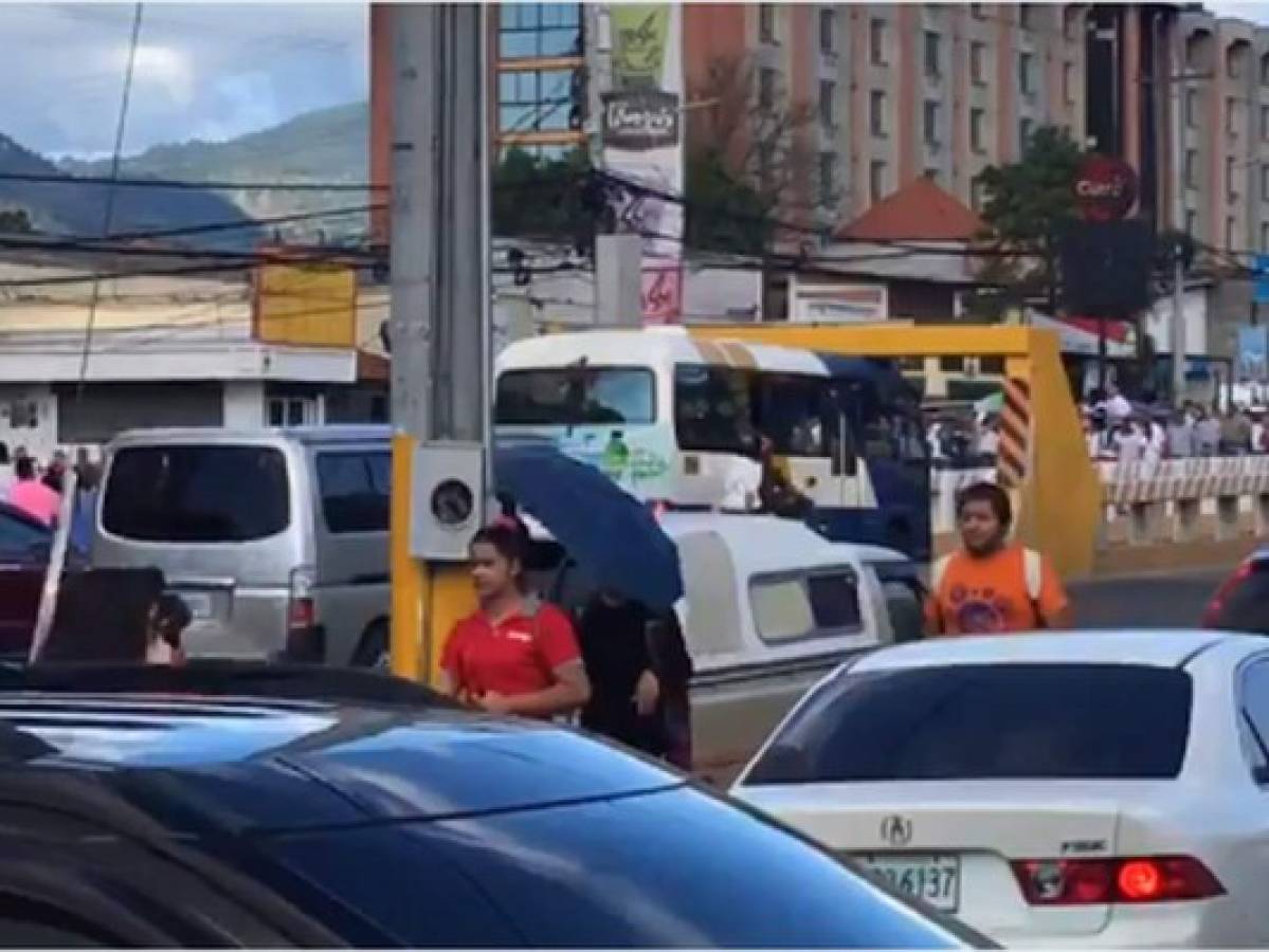 Imprudente conductor de rapidito provoca caos en el bulevar Suyapa