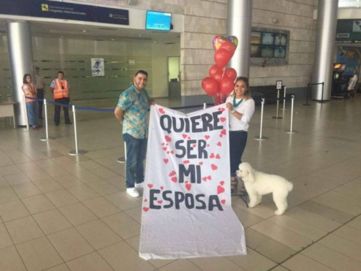 La pareja se juro amor eterno frente a cientos de personas que se encontraban en el aeropuerto de la capital de Honduras.