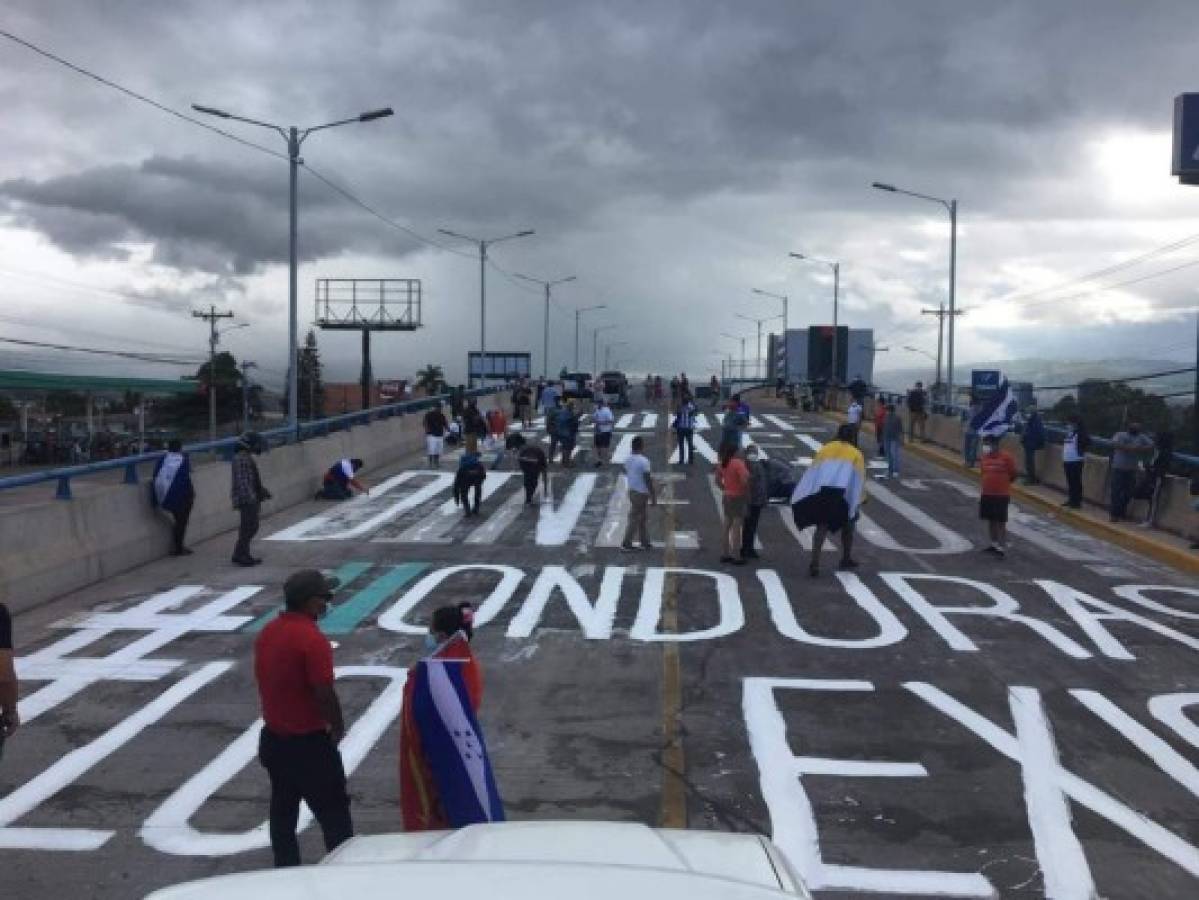 Capitalinos remarcan el graffiti 'Dónde está el dinero' en el bulevar Suyapa