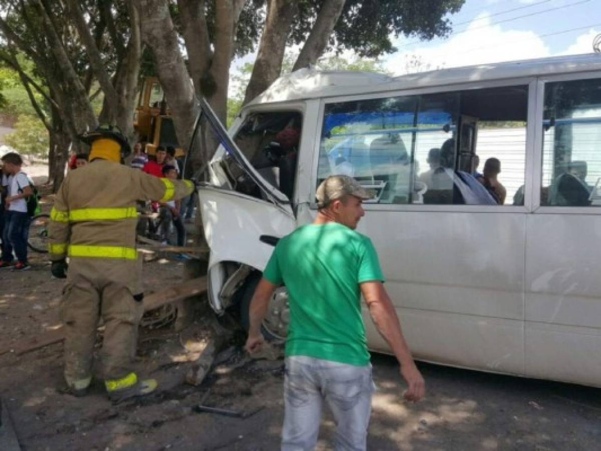 Autobús con pasajeros se estrella con un árbol por esquivar una rastra en la carretera a Copán