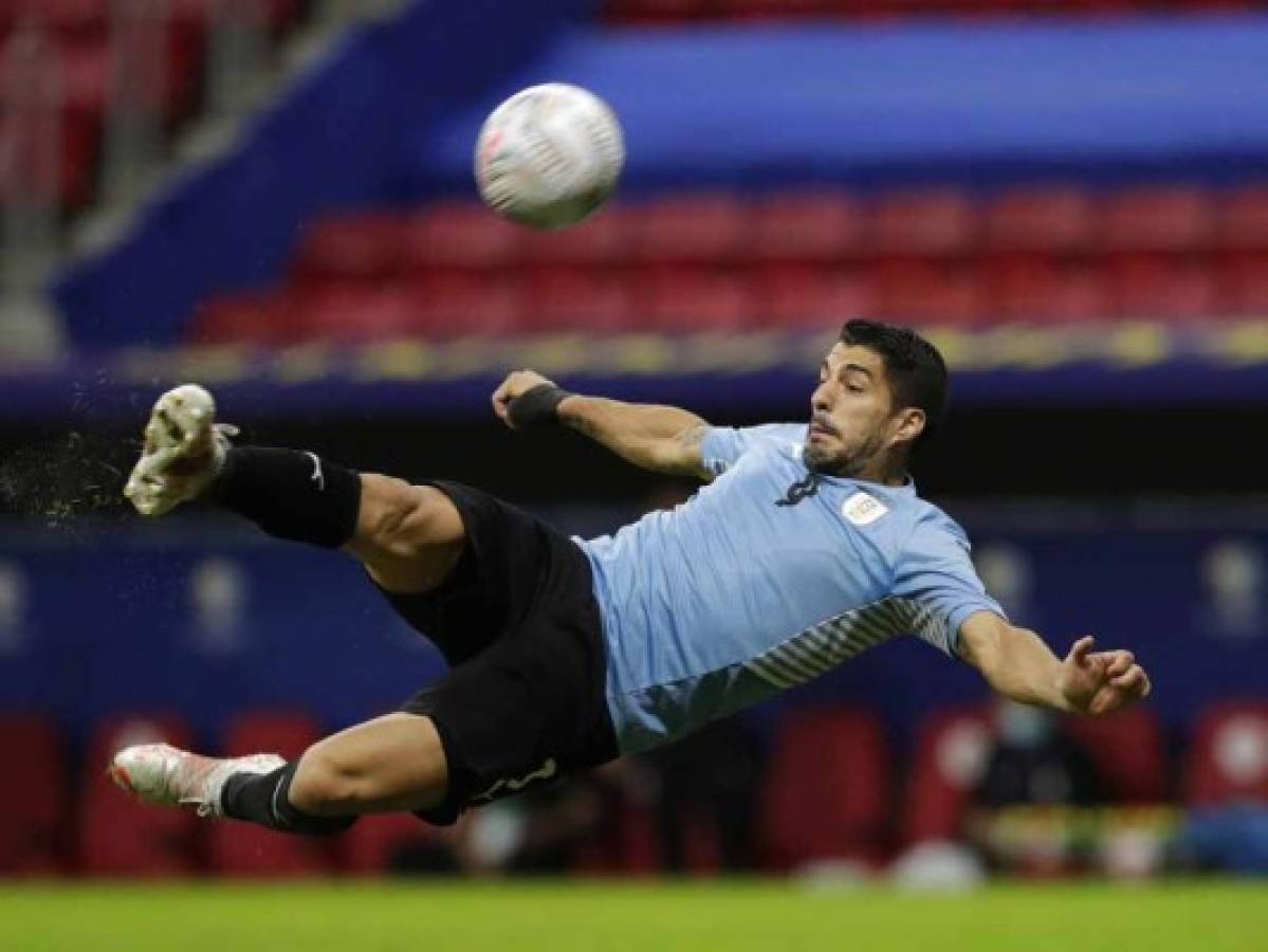 Uruguay busca curar sequía de gol ante enturbiado Chile