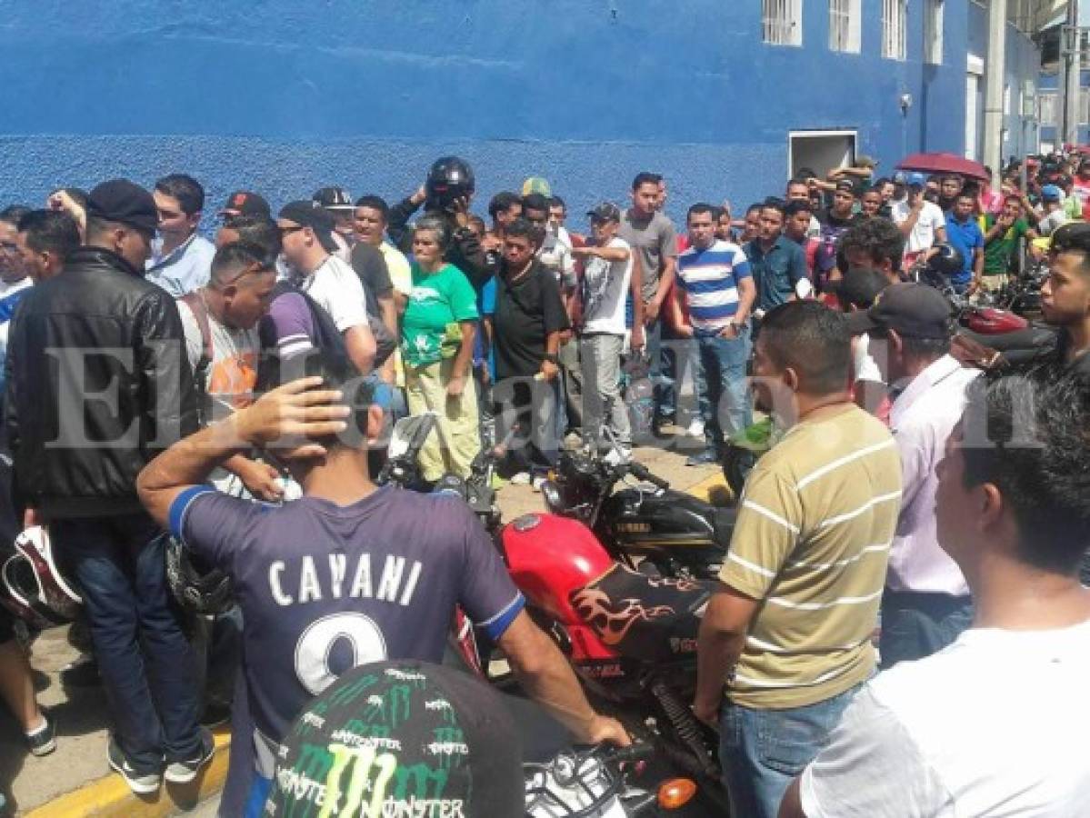 Locura en las afueras del Nacional por boletos para el Olimpia ante Pachuca