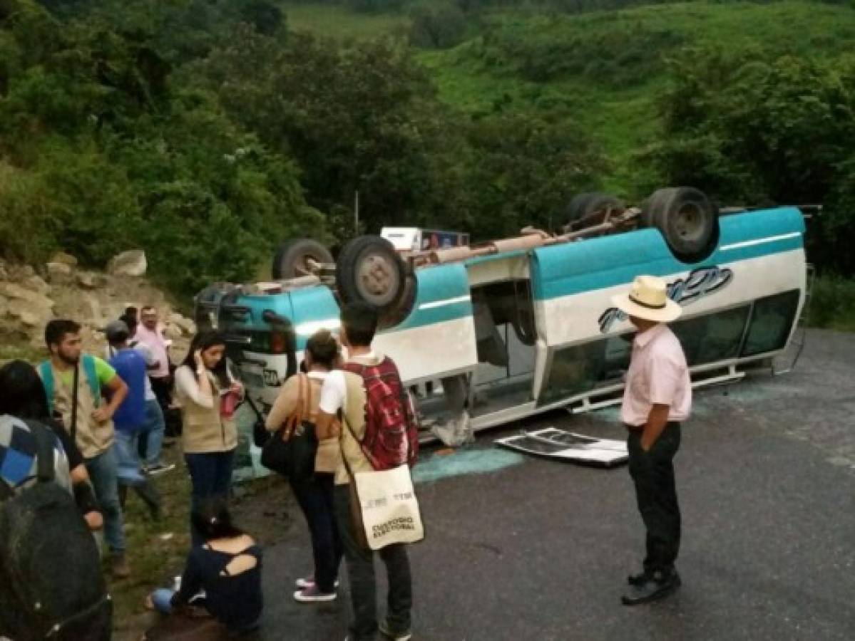 Varias personas heridas tras volcamiento de bus en Copán