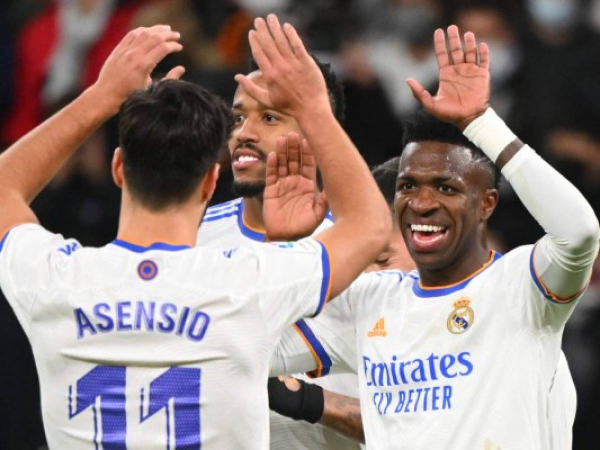 Real Madrid golea 4-1 al Valencia con dobletes de Benzema y Vinícius