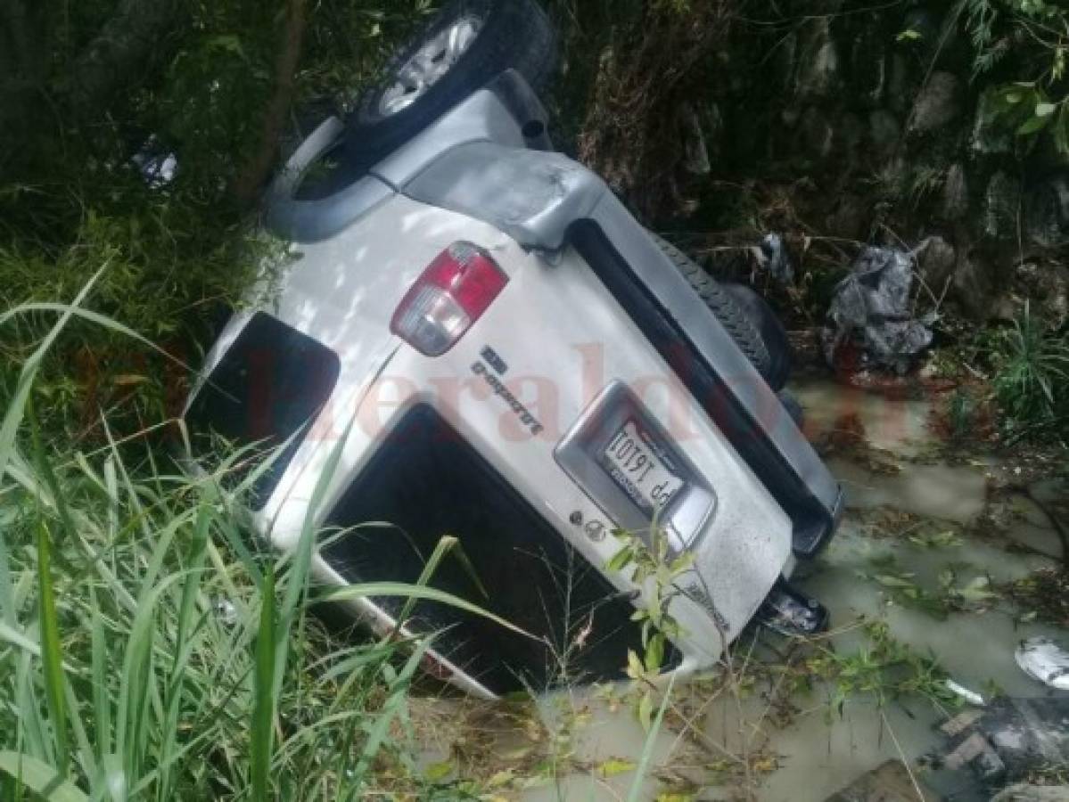 Dos estudiantes casi pierden la vida al esquivar un bus rapidito