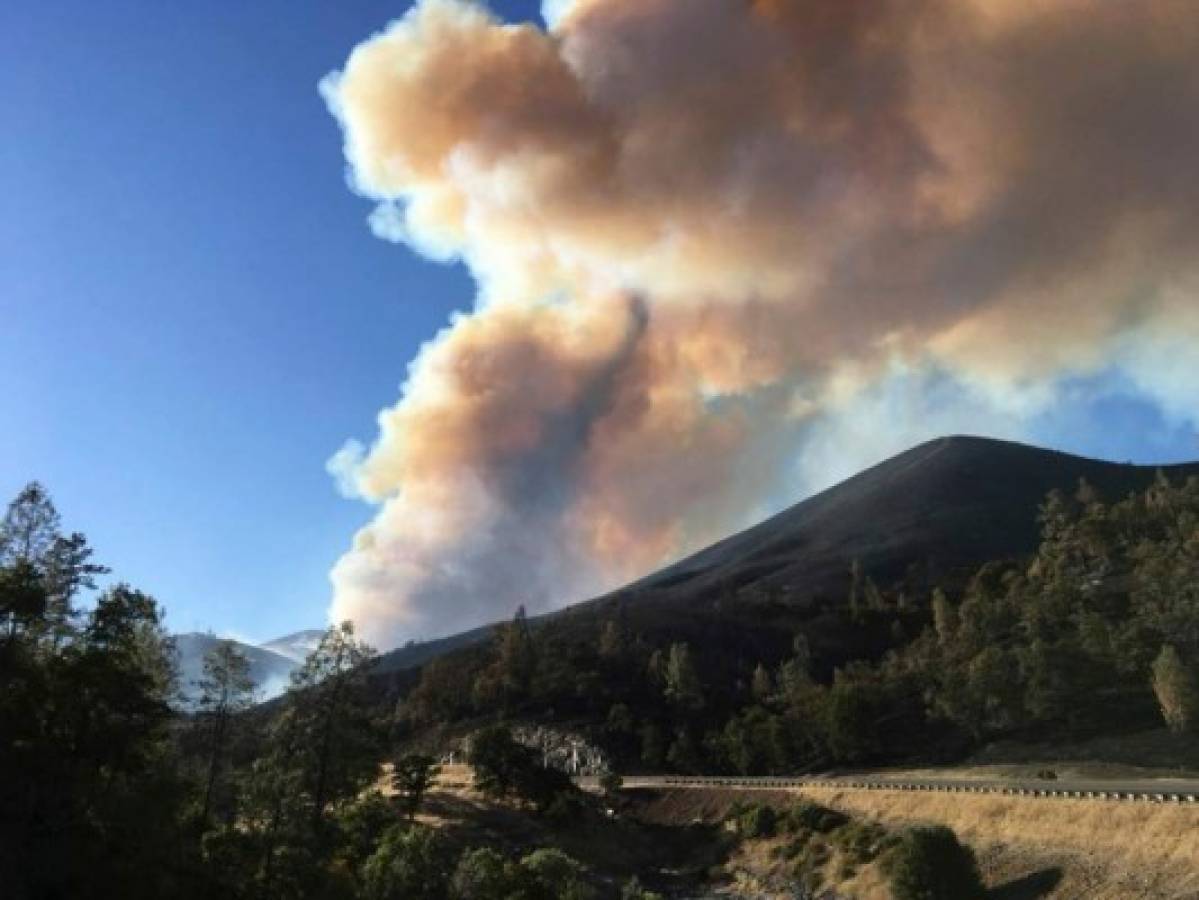 Incendio en el norte de California destruye 65 inmuebles