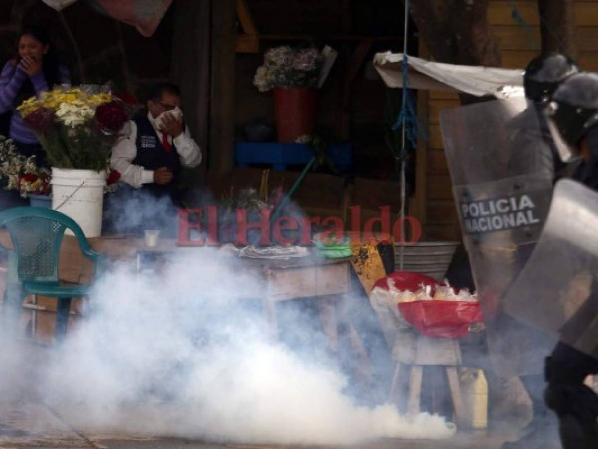 Un representante de los Derechos Humanos fue acorralado por varios agentes. Foto Emilio Flores / EL HERALDO