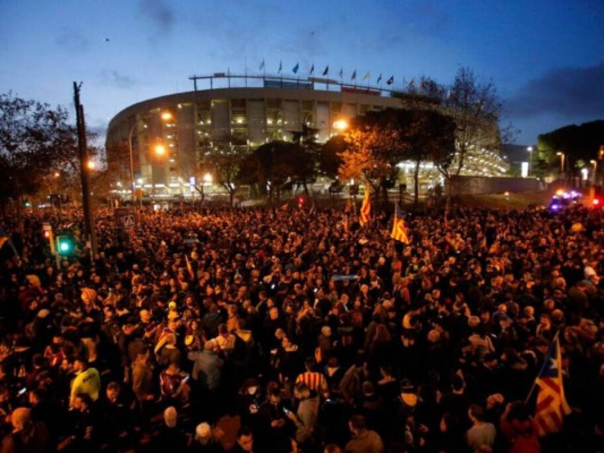 Miles protestan afuera de Camp Nou durante partido entre Barcelona y Real Madrid