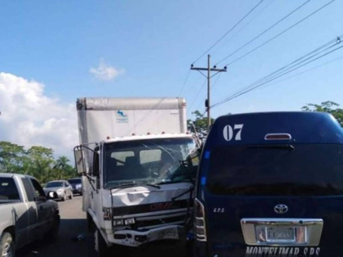 Se desconocen las causas que provocaron el fuerte impacto entre el camión y el microbús. Foto: Cortesía