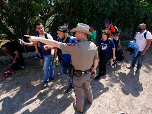 Gobierno de Estados Unidos demanda a Texas por detención de migrantes