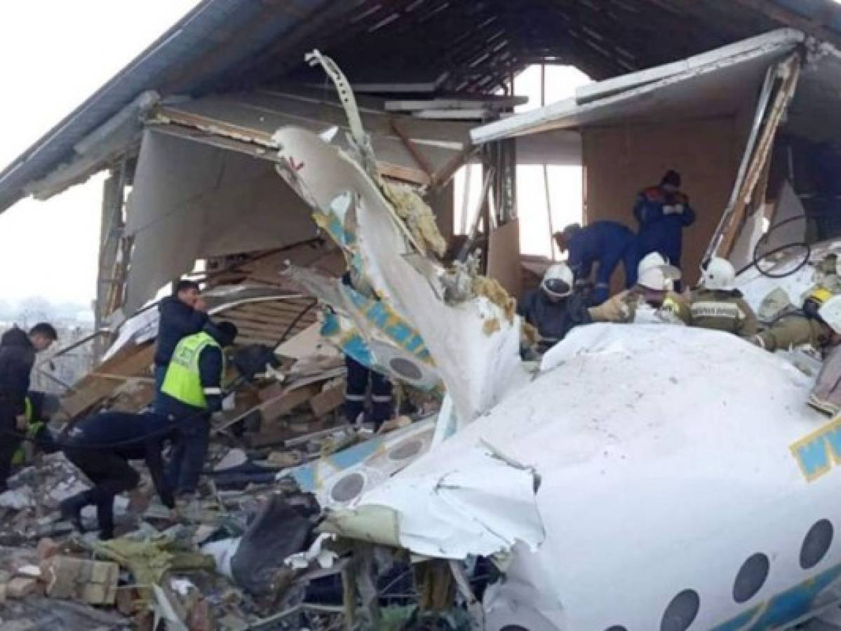 Avión con 100 personas a bordo se estrella en Kazajistán; hay 14 muertos