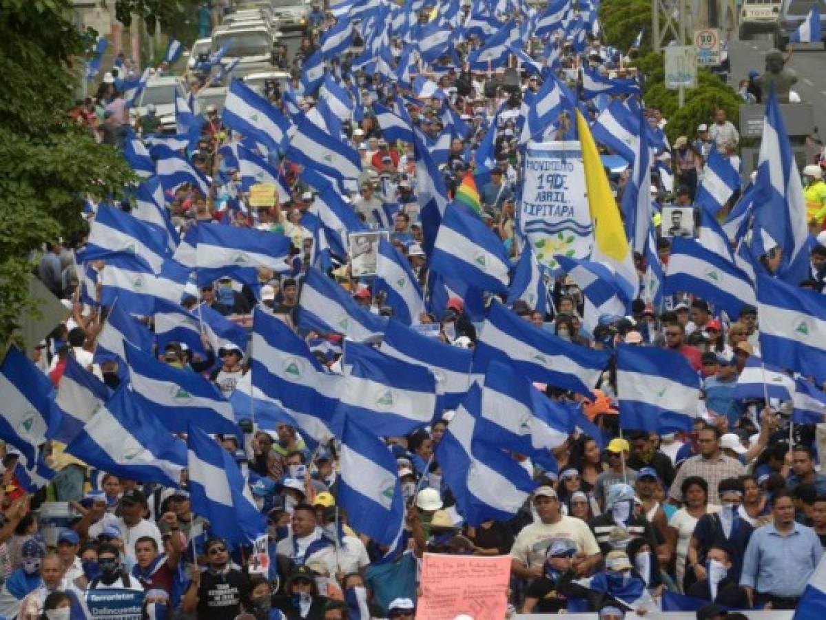 Miles de nicaragüenses marchan a favor y en contra del gobierno