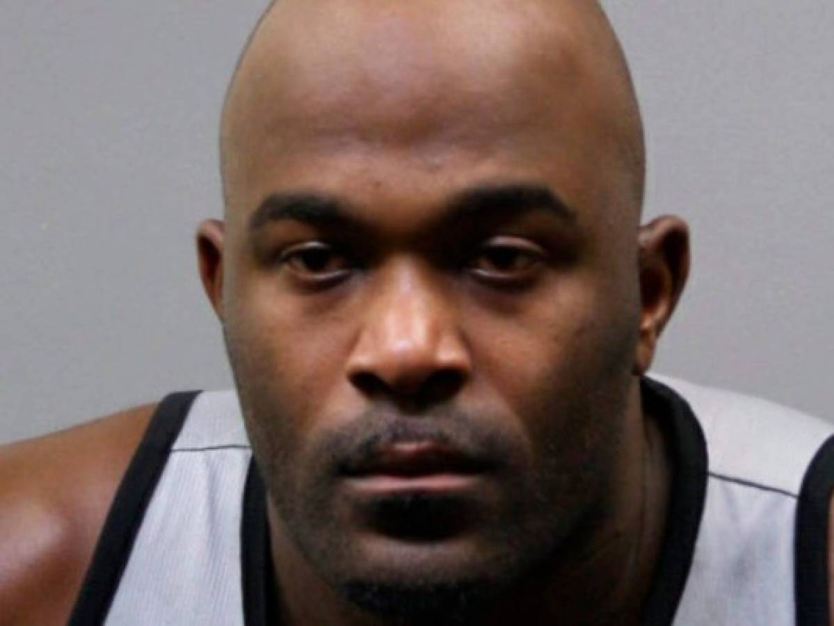 Arrestan a exastro de la NFL Mario Williams por allanamiento  