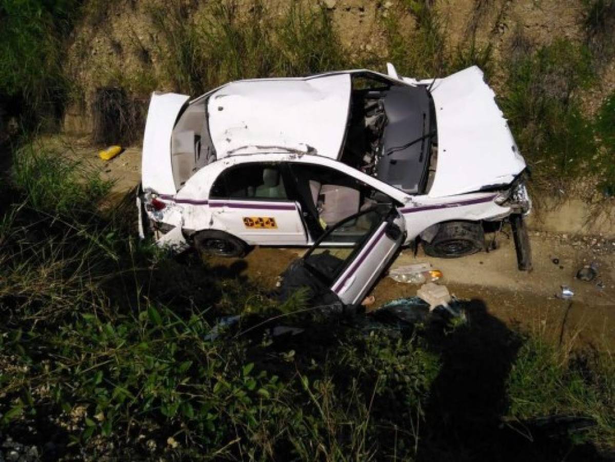 Conductor de taxi muere tras volcar en carretera hacia Campamento, Olancho