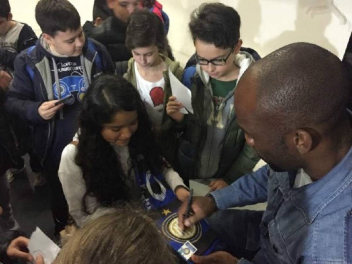 David Suazo comparte charlas contra el racismo a niños en el Inter de Milán de Italia