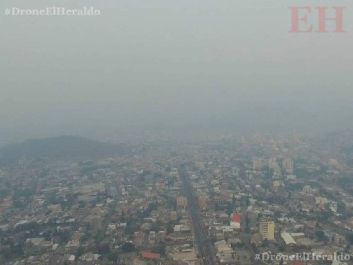 Así luce la capital debido a la densa capa de humo que es visible en los cielos y solo si llueve se logrará disipar, foto: El Heraldo.