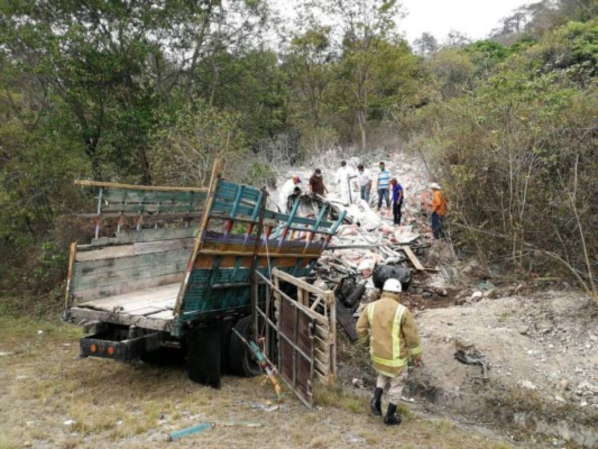 Dos muertos deja falla en los frenos de un camión en Copán