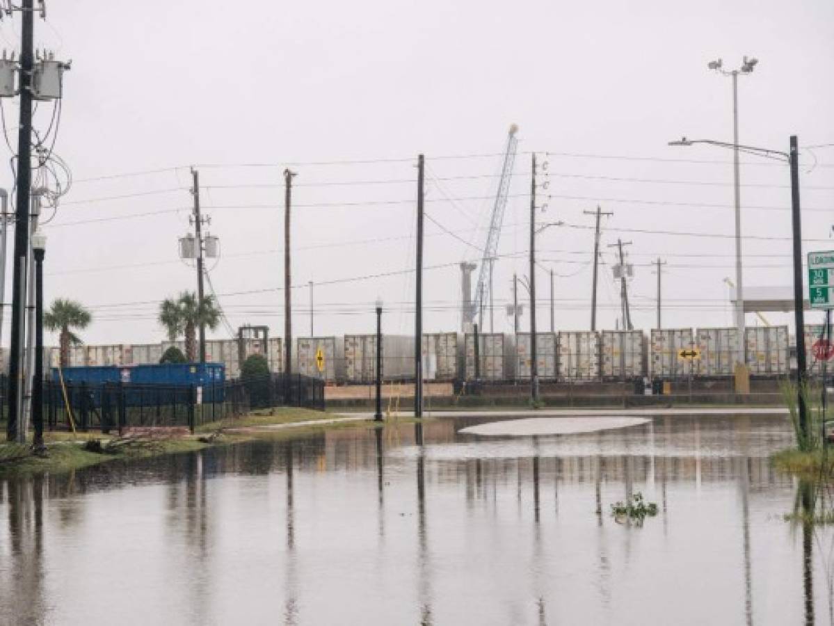 Nicholas se debilita pero deja sin energía a 450,000 hogares en Texas  