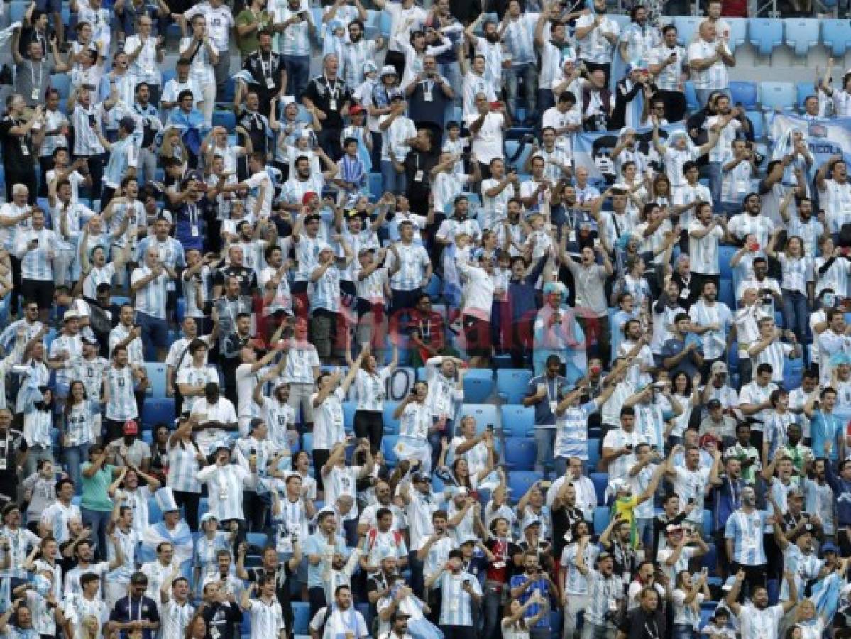 La hinchada 'Albiceleste' se volvió 'loca' en las graderías. Foto AP