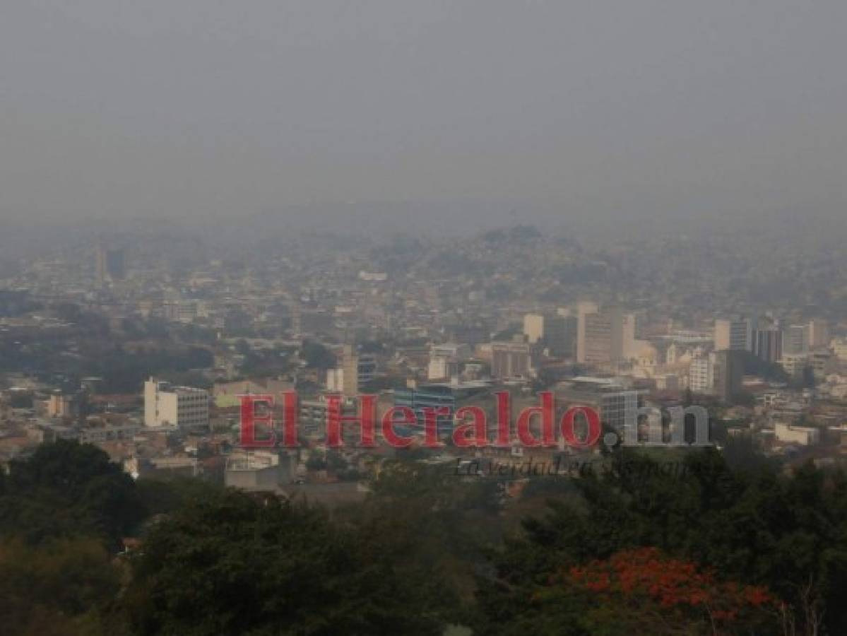 ¡Basta de incendios! Densa bruma cubre la capital sumida en cuarentena  