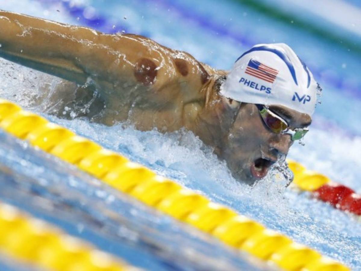 Phelps entre manchas en el cuerpo, medallas y su familia