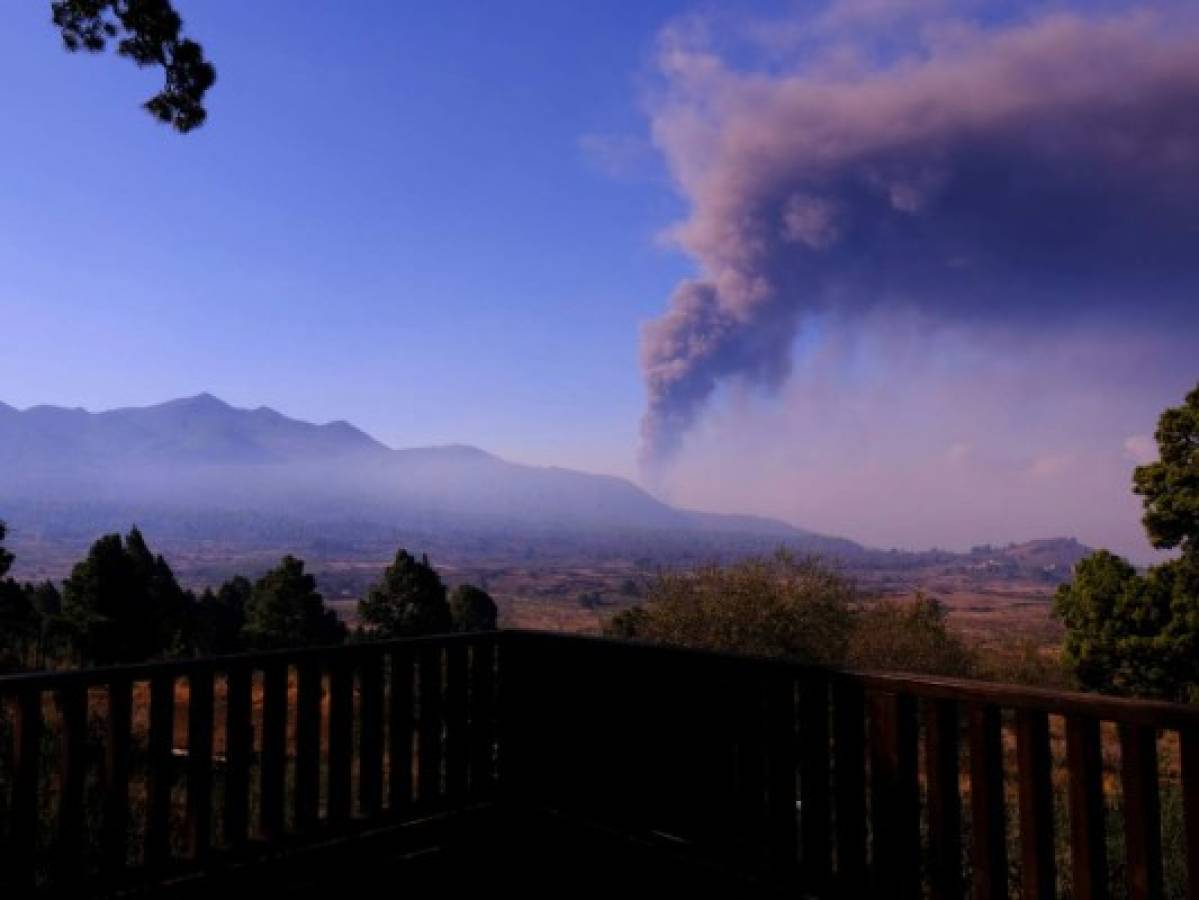 Nuevo río de lava amenaza más construcciones en La Palma  