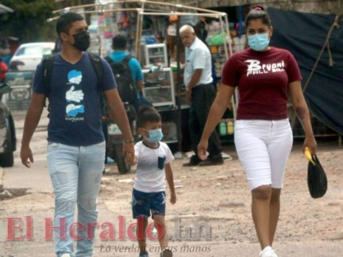 Una familia pasea felizmente por las calles de la capital, el pequeño se siente seguro de la mano de su padre. Fotos: Emilio Flores/Alex Peréz/El Heraldo