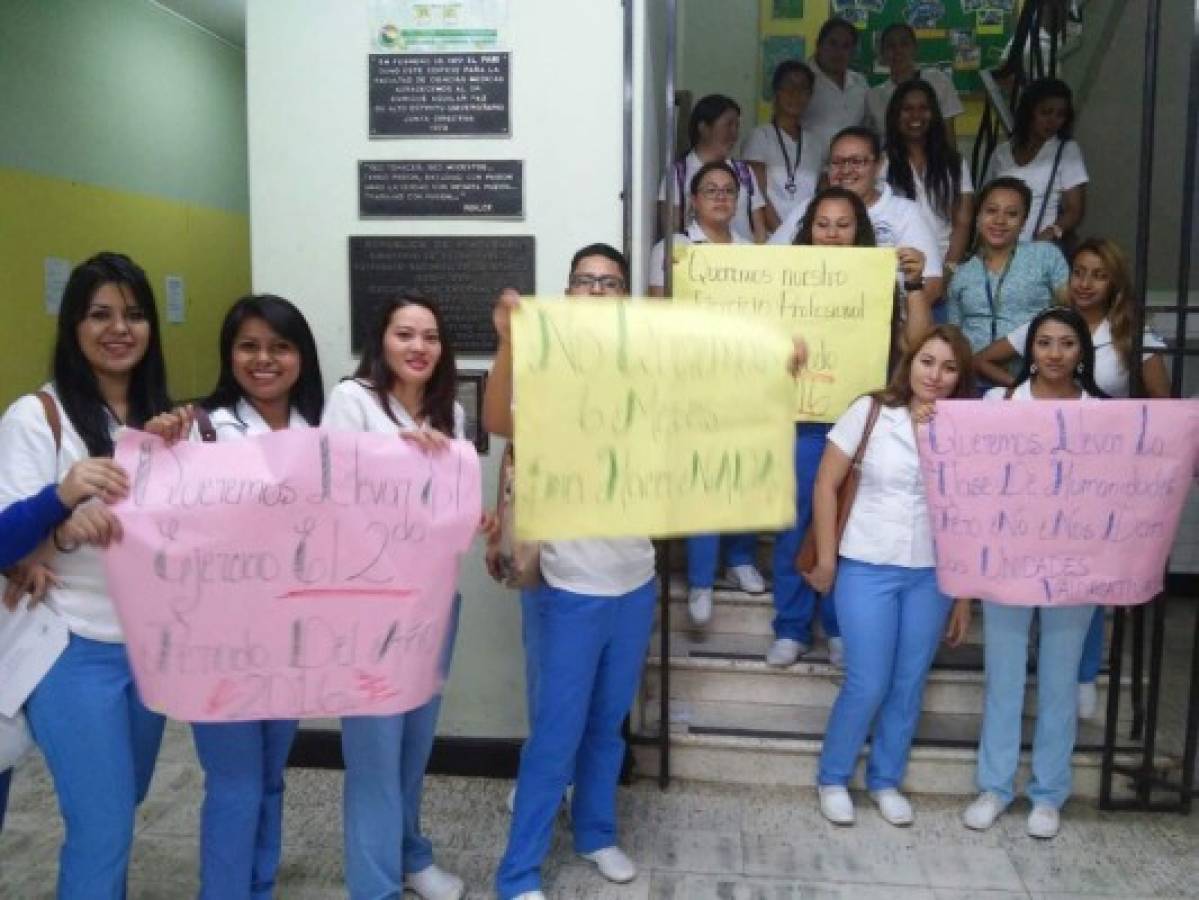 Honduras: Estudiantes de Enfermería de la UNAH realizan plantón por clase impuesta