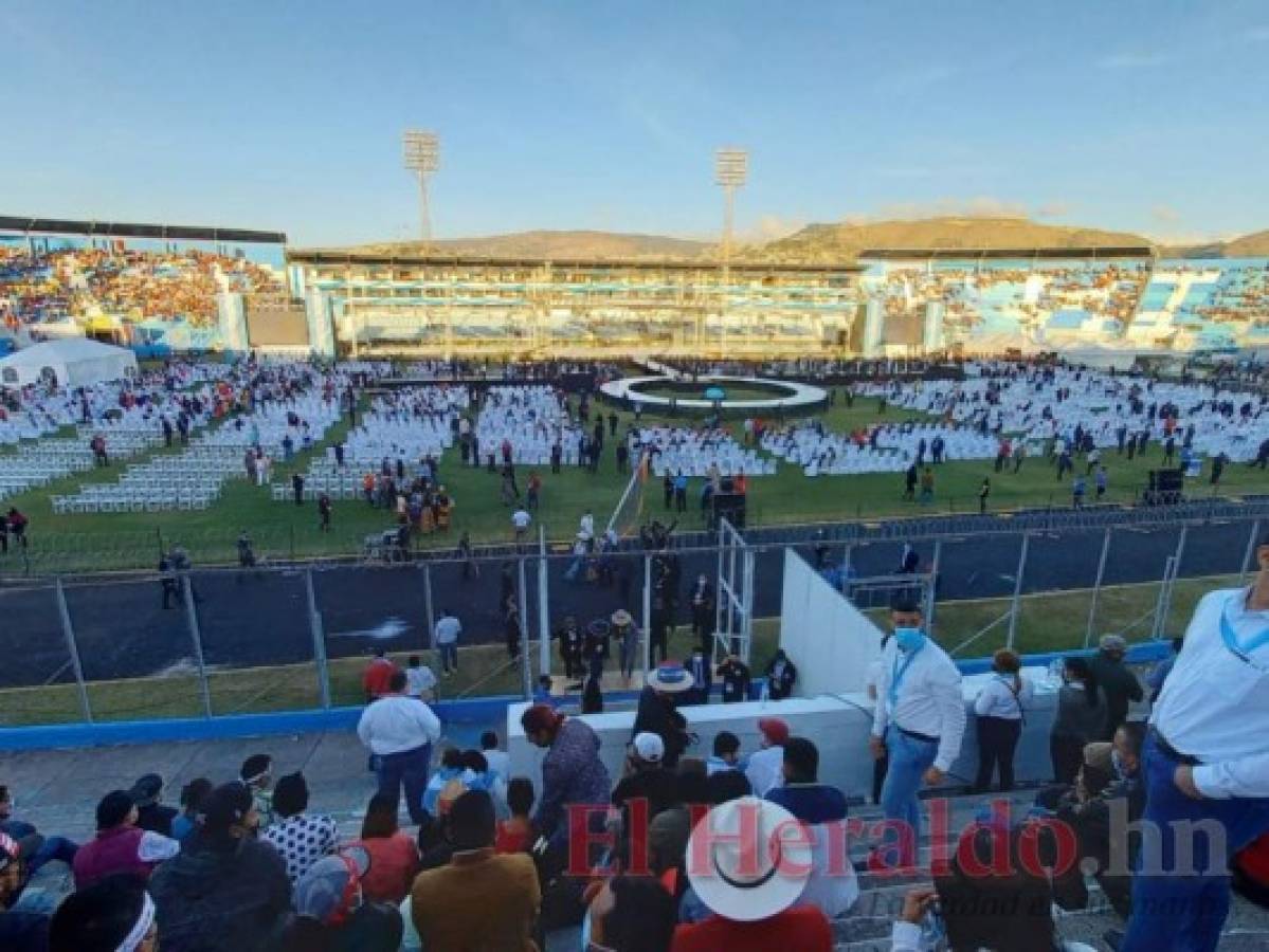 Pancartas y bailes: el ambiente en las graderías del Estadio Nacional durante toma de posesión (Fotos)