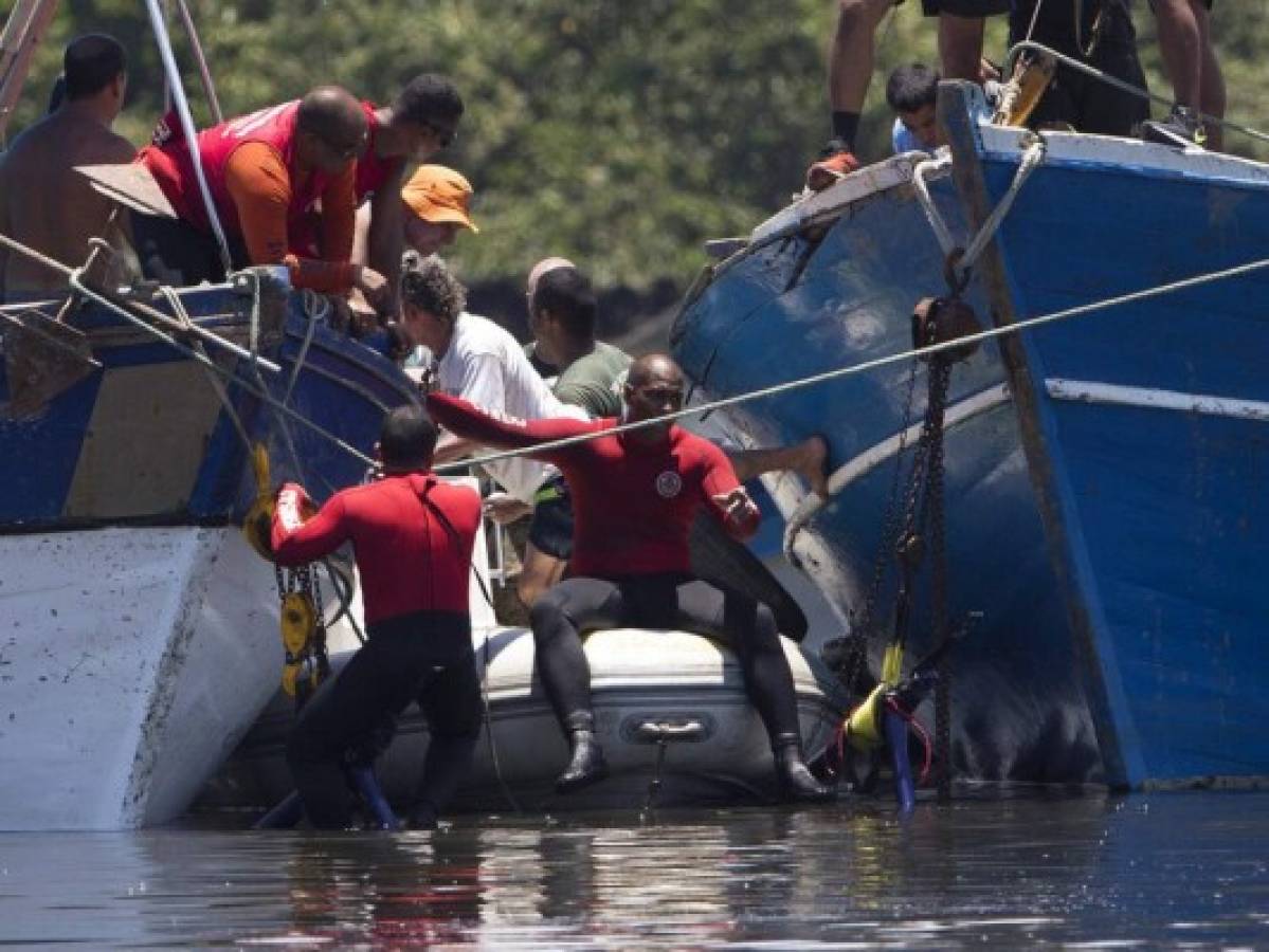 Helicóptero policial se estrella en bahía de Río de Janeiro