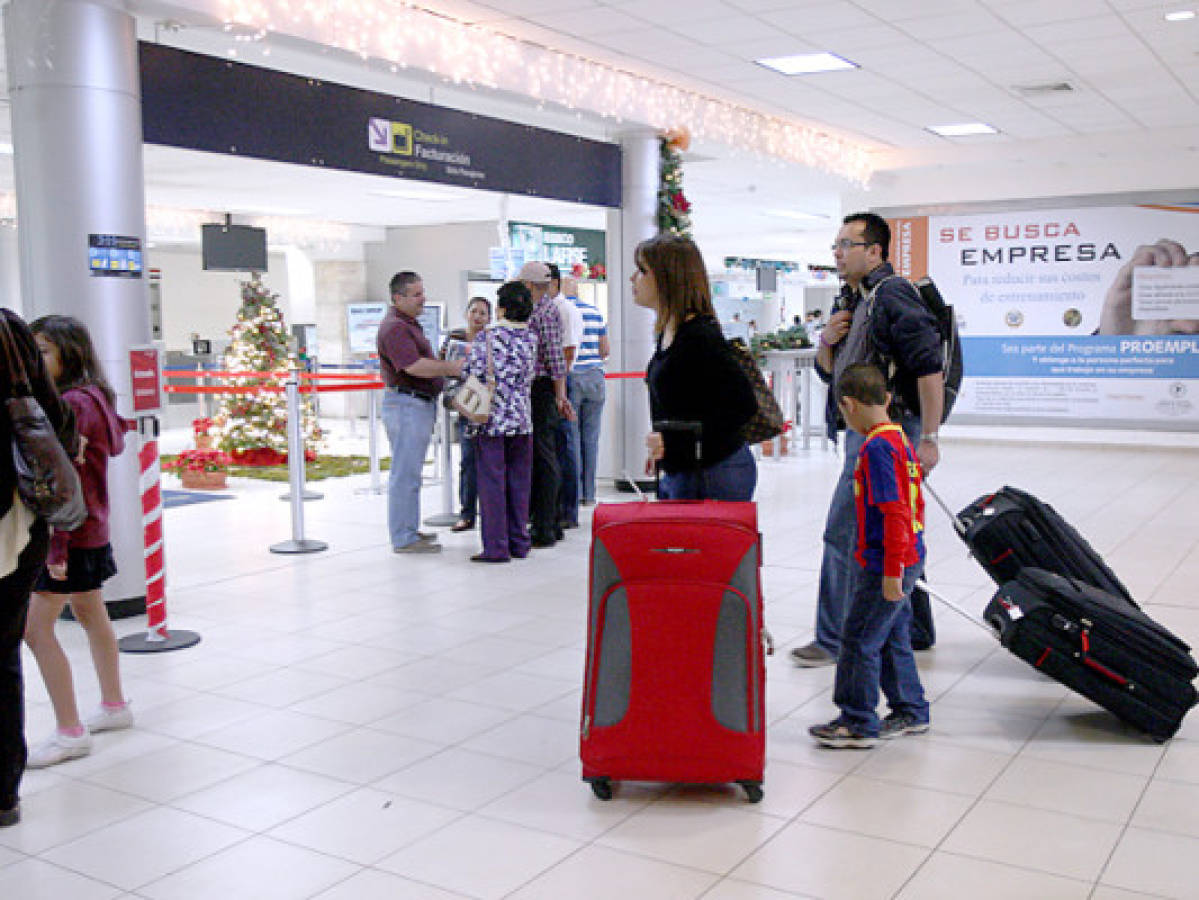 Presidente Porfirio Lobo frena grosero aumento a tasa aeroportuaria